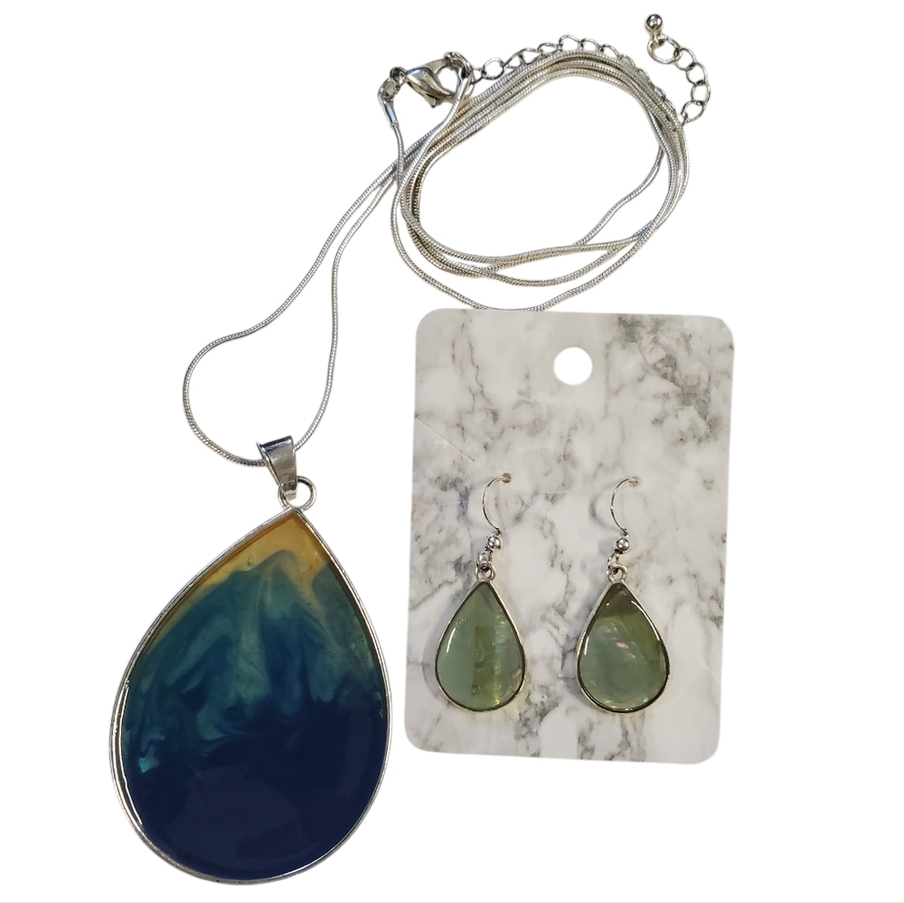 Women's Teardrop Necklace and Earring Set
